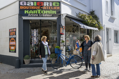 France, Vendée (85), Saint-Gilles-Croix-de-Vie, le marché dans le quartier Saint Gilles, la Galerie, boutique atelier de l'artiste créateur Kartonik, Céline Morit