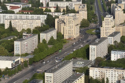 Allemagne, Berlin, la Karl-Marx Allee est la plus grande artère du pays menant d'Alexanderplatz à Frankfurter Tor et le régime communiste y faisait défiler son armée chaque année