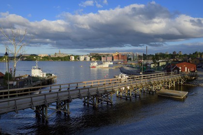 Suède, Stockholm, le pont menant à l'ile de Beckholmen et le quartier de Saltsjöqvarn en arrière plan