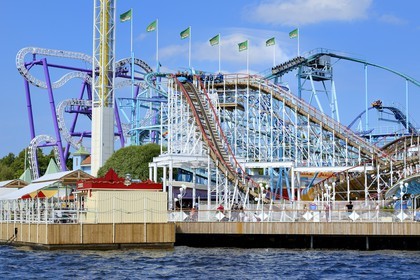 Suède, Stockholm, Djurgarden, le parc d'attractions Gröna Lund aux accents de fête foraine, montagnes russes