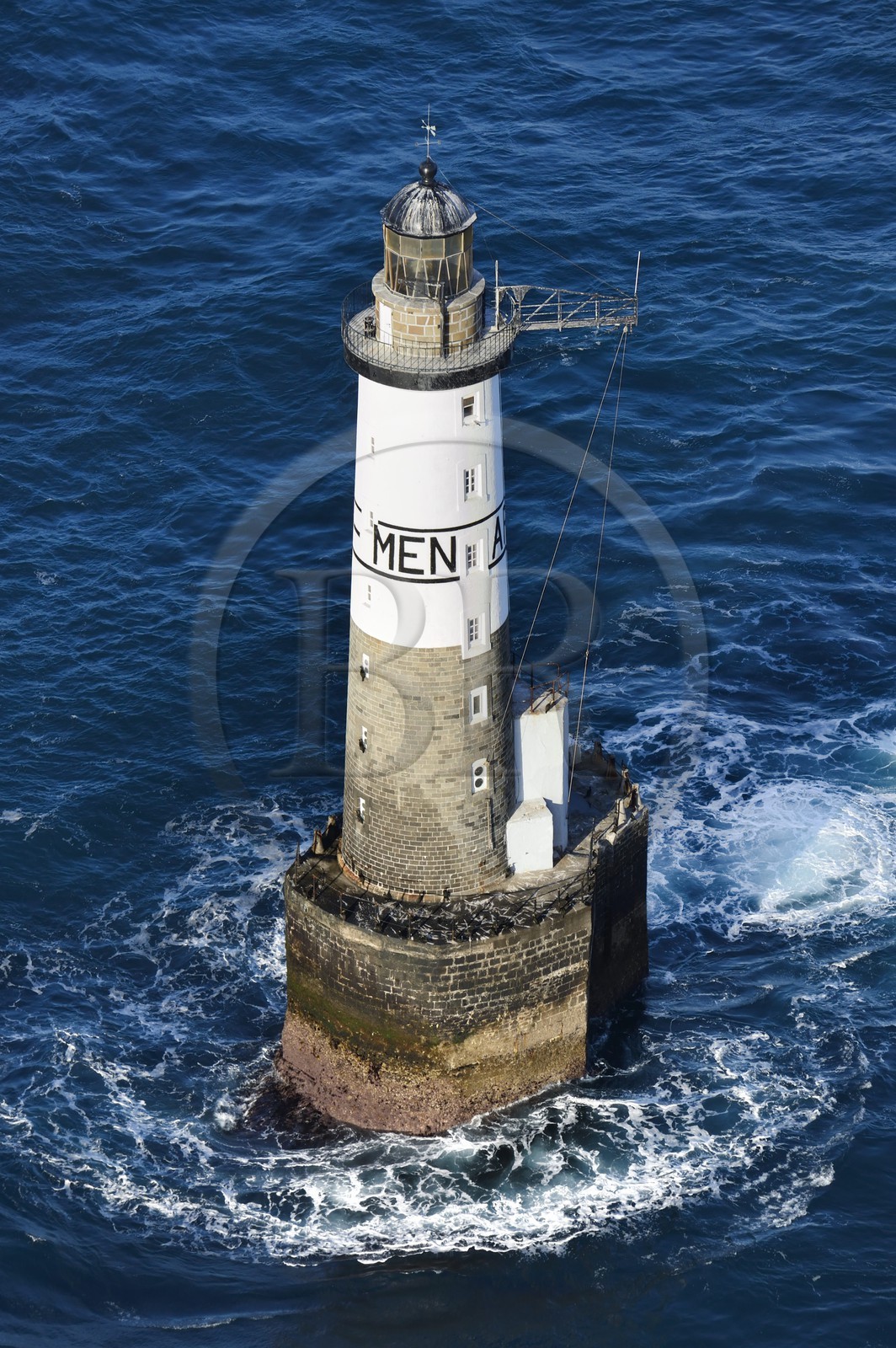 France, Finistère (29), Mer d'Iroise, parc naturel régional d'Armorique, Ile de Sein, Chaussée de Sein, phare d'Ar-Men (vue aérienne)