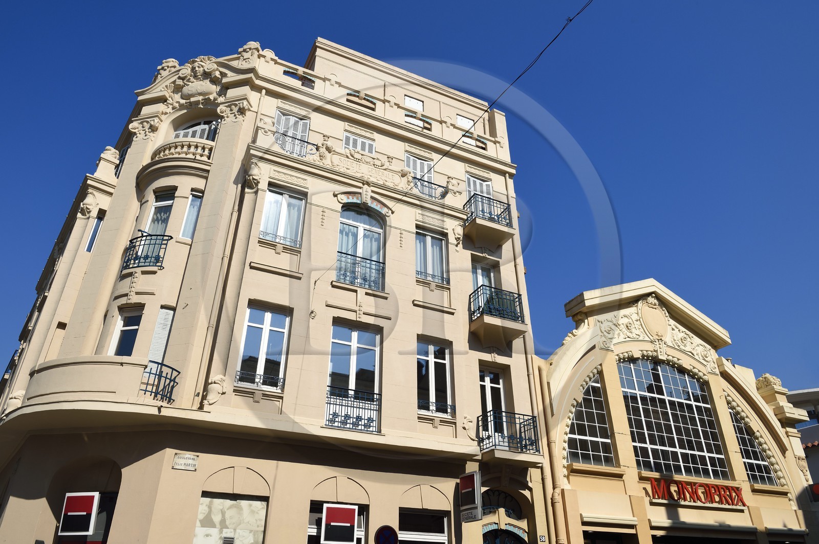 France, Var (83), Saint-Raphaël, siège de la Société Générale et le Monoprix dans les anciens grands magasins des Galeries Modernes