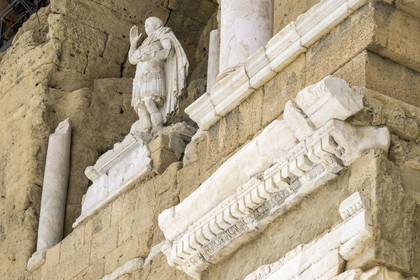 France, Vaucluse (84), Orange, le théatre antique classé Patrimoine Mondial de l'UNESCO, construit sous le règne d'Auguste au Ier siècle, la niche du mur de scène abrite une statue colossale dite de l'empereur Auguste de 3,50 m de haut dont la tête n'est pas d'origine