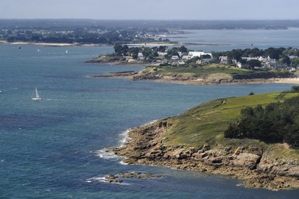 France, Morbihan, violent ocean currents at the entrance of the Gulf of Morbihan (Golfe du Morbihan) between Port-Navalo in Arzon on Rhuys peninsula, and Pointe de Kerpenhir in the background (aerial view)