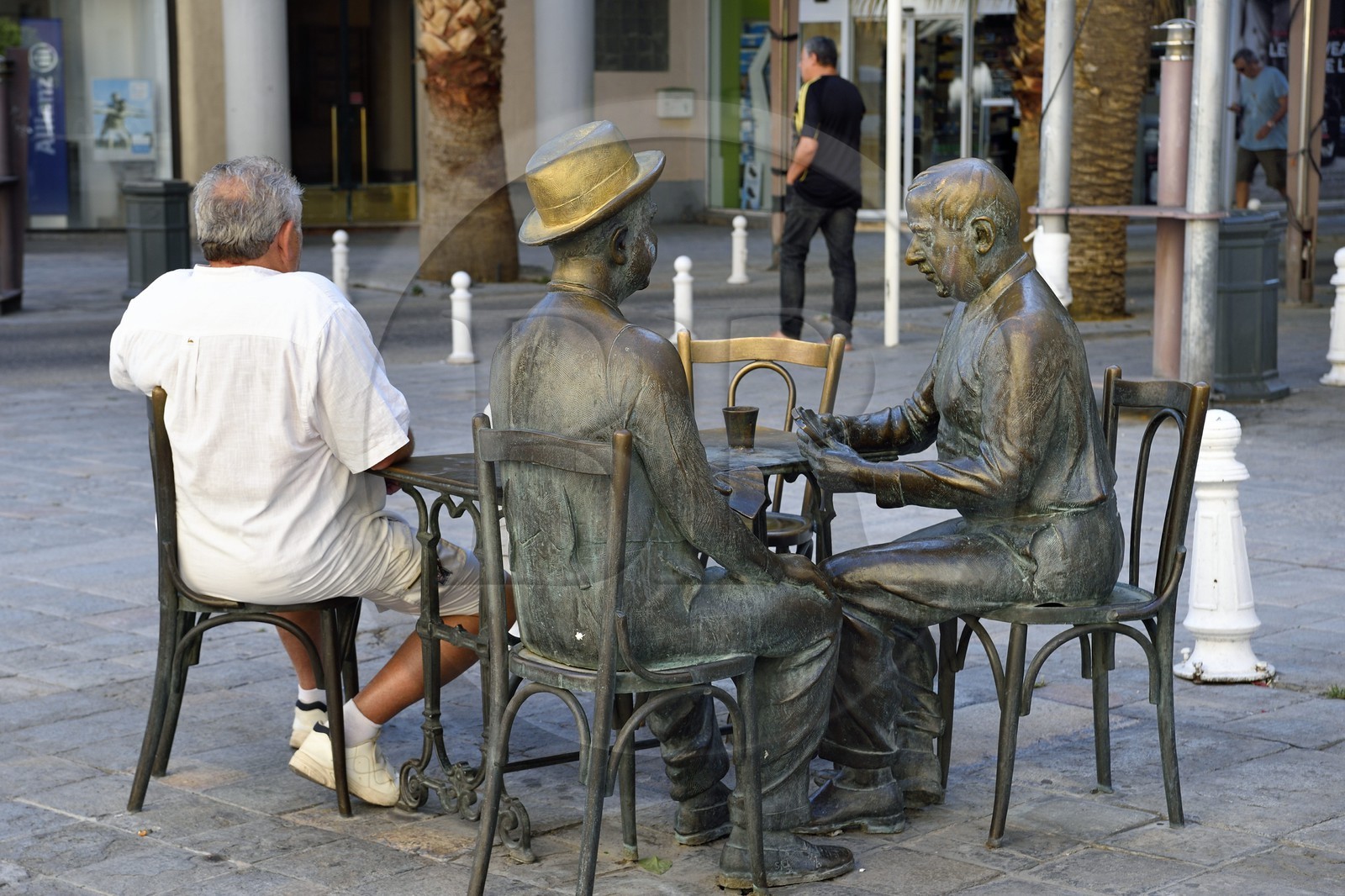 France, Var (83), Toulon, place Raimu, statue de La Partie de Carte de Raimu (dans la comédie française Marius de Marcel Pagnol) du sculpteur Eric de Saint Chaffrey (Musée Grévin) inaugurée en janvier 1995