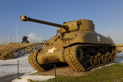 France, Manche (50), Cotentin, Sainte-Marie-du-Mont, char américain derrière Utah Beach où prit place le principal débarquement americain le 6 juin 1944