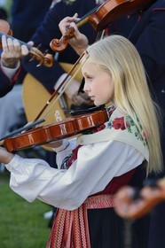 Suède, comté de Dalécarlie, région de Leksand, célébrations du solstice d'été dans le petit hameau de Hjulbäck, jeune fille en costume traditionnel jouant du violon