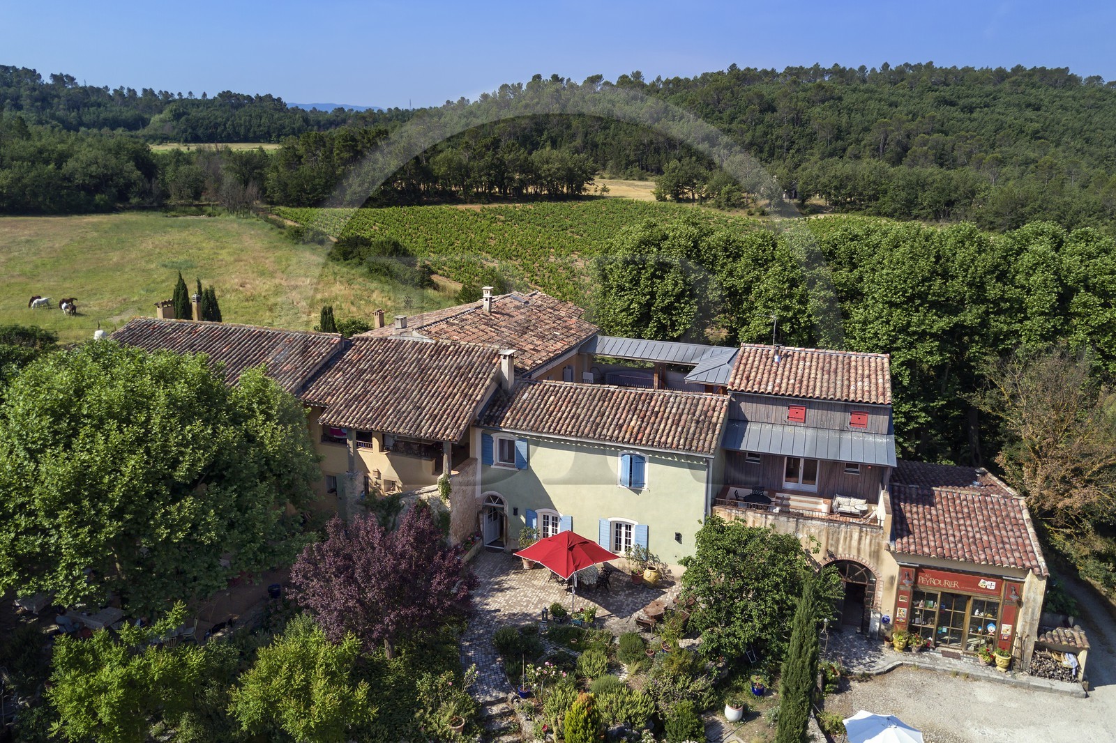 France, Var (83), Provence Verte, Bras, vers Saint-Maximin-la-Sainte-Baume, la maison d'hotes Le Peyrourier - une campagne en Provence (vue aérienne)