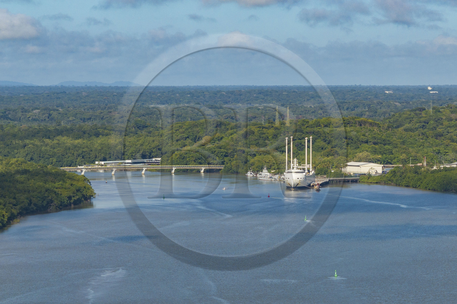 France, Guyane, Kourou, le Canopée à quai au port de Pariacabo sur le fleuve Kourou, cargo à voiles mécaniques spécialisé dans le transport des éléments de la fusée Ariane 6 et développée par l'Agence spatiale européenne (vue aérienne)
