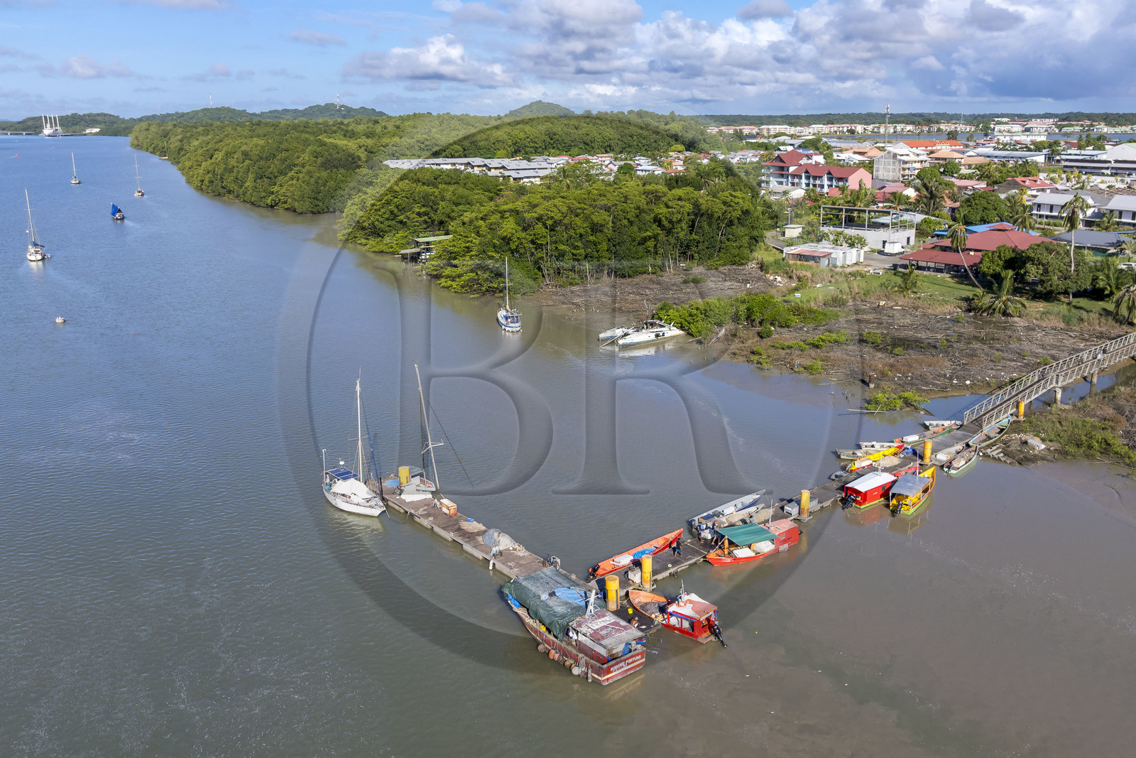 France, Guyane, Kourou, le ponton des pêcheurs sur l'estuaire du fleuve Kourou à proximité de la gare maritime des Balourous (vue aérienne)