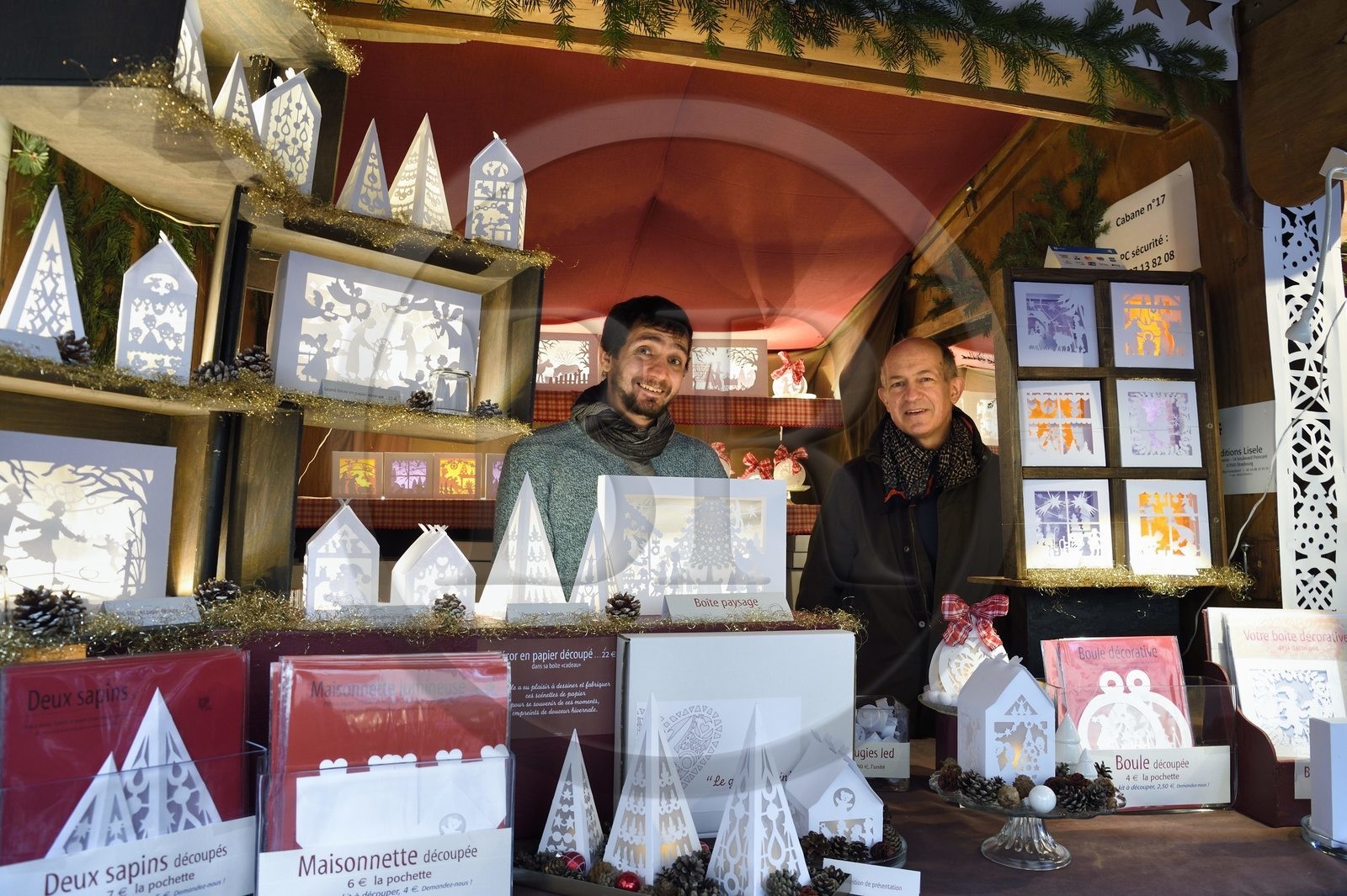 France, Haut-Rhin (68), Kaysersberg, Pascal (et Catherine) Thevenin avec son fils Lucas des Editions Lisele créent des canivets dans l'art du papier découpé pour notamment styliser les décorations de Noel