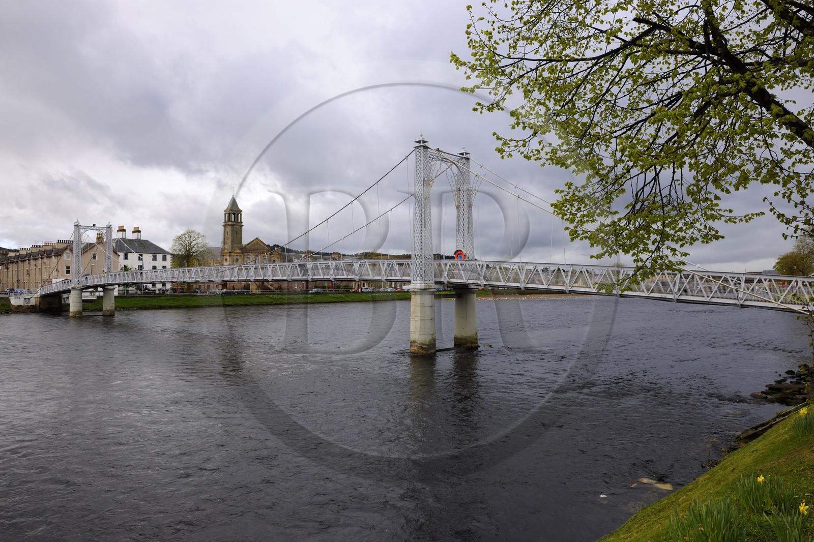 Royaume-Uni, Ecosse, région des Highlands, Inverness, pont passerelle sur la rivière Ness
