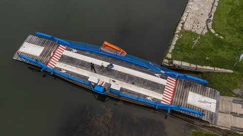 France, Charente-Maritime (17), Chaniers, bac permettant le passage sur la Charente et cycliste sur la véloroute La Flow Vélo (vue aérienne)