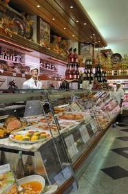 Italie, Lombardie, Milan, l'excellent charcutier- traiteur Rossi & Grassi via Solferino