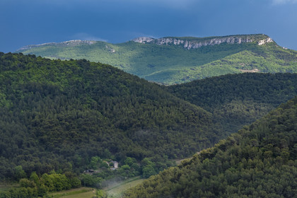 France, Vaucluse, Dentelles de Montmirail mountains, Séguret, the Saint-Amand ridge seen from the south in the background (aerial view)