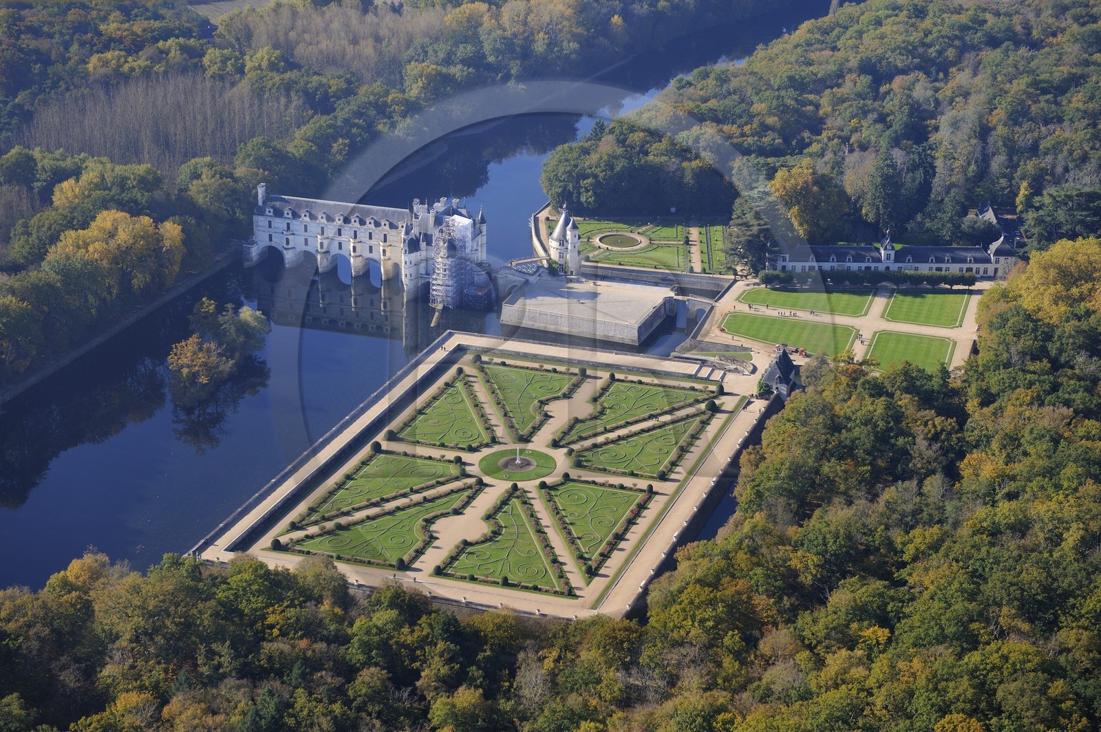France, Indre-et-Loire (37), château de Chenonceau et son jardin à la française au bord du Cher (vue aérienne)