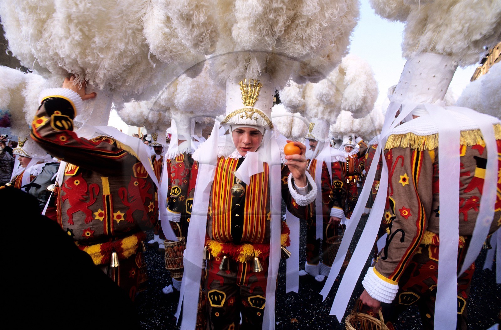 Belgique, Wallonie, Binche, carnaval de Binche, Gilles de Binche en procession avec leur coiffe lançant des oranges