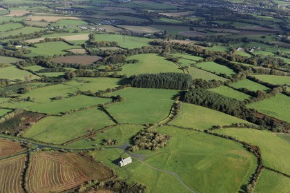 France, Côtes-d'Armor (22), chapelle Saint-Hervé au sommet du Menez Bré (vue aérienne)
