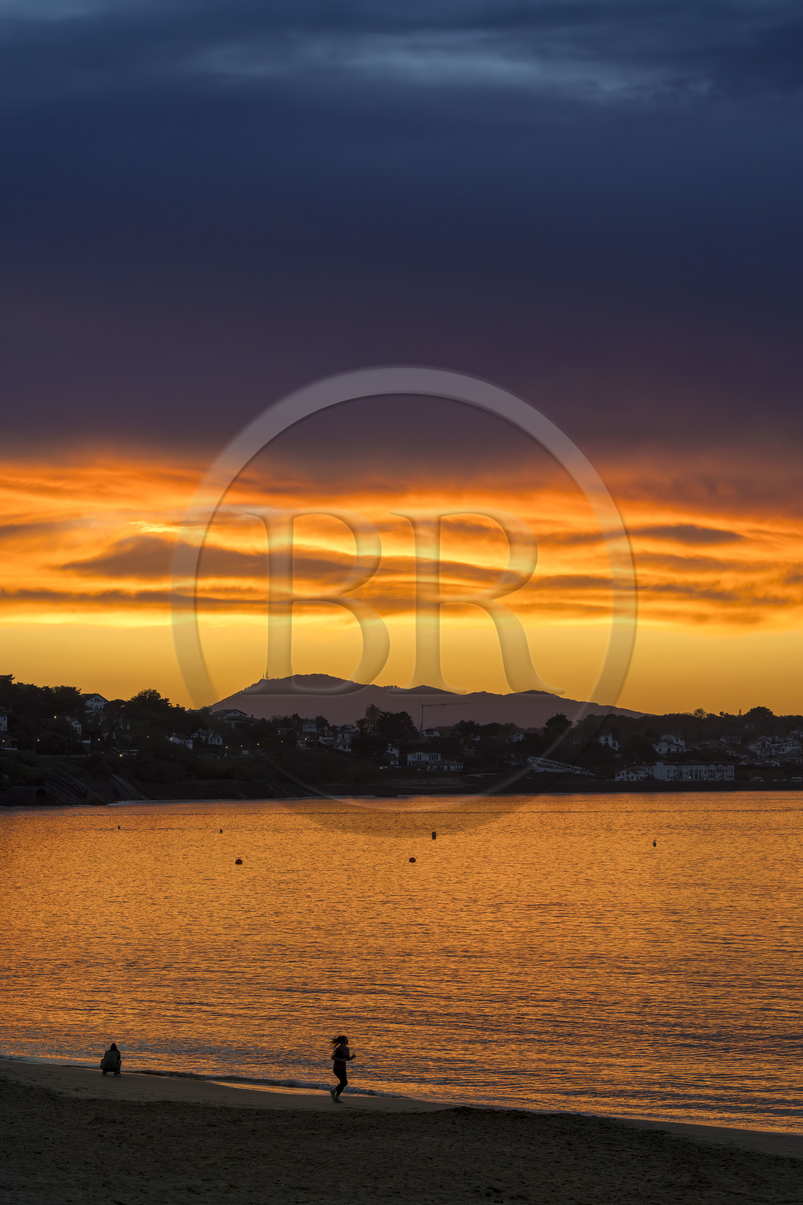 France, Pyrénées-Atlantiques (64), Pays-Basque, Saint-Jean-de-Luz, promeneurs sur la Grande Plage, la côte de Ciboure dans la baie et le mont espagnol Jaizkibel en arrière plan
