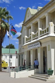 Namibie, région de Khomas, Windhoek, la gare dans Bahnhof strasse à l'architecture coloniale datant de l'époque allemande