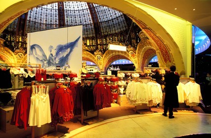 France, Paris (75), présentation d'une collection de vêtements sous le dôme des Galeries Lafayette