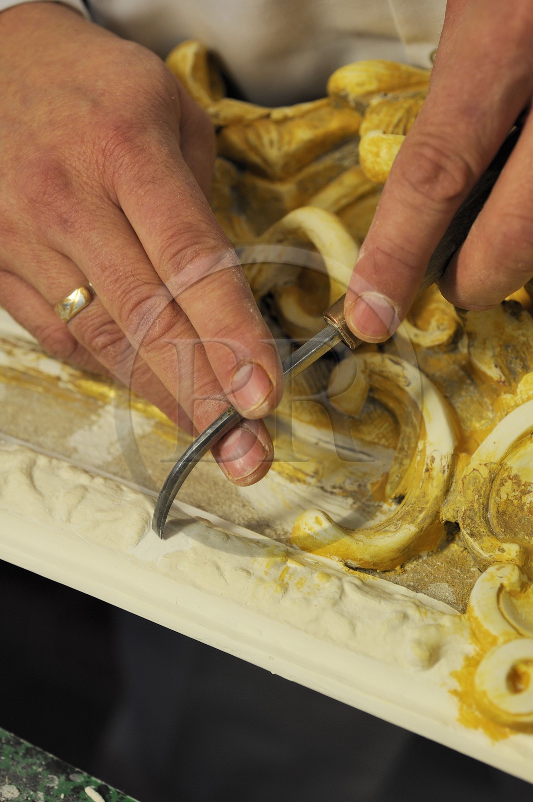 France, Yvelines (78), château de Versailles, ateliers de restauration du château, atelier de dorures, Laurent Hissier travaillant sur un cadre de tableau