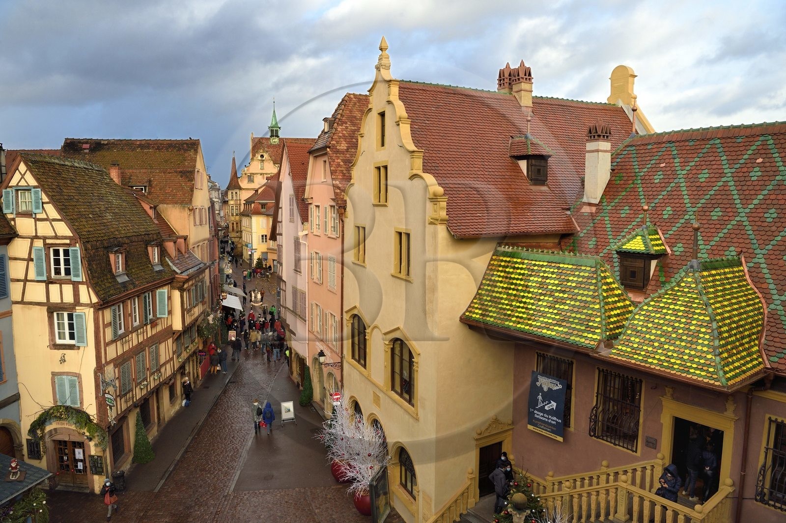 France, Haut-Rhin (68), Colmar, maisons à pignons et maisons à pans de bois dans la Grand Rue avec des décorations de Noël, à droite l'Ancienne Douane (Koifhus)