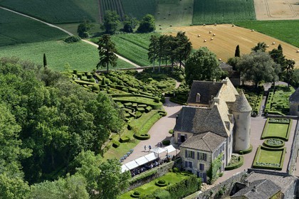 France, Dordogne (24), Périgord Noir, vallée de la Dordogne, Vézac, les jardins du château de Marqueyssac du XVIIIe siècle (vue aérienne)