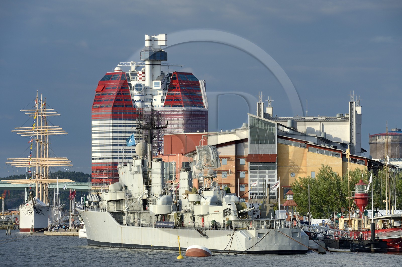 Suède, Västra Götaland, Göteborg (Gothenburg), le parc maritime de navires historiques Maritiman dans le vieux port et le gratte-ciel Götheborgs-utkiken avec le voilier Viking en arrière plan