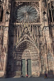 France, Bas-Rhin (67), Strasbourg, vieille ville classée au Patrimoine Mondial de l'UNESCO, la cathédrale Notre-Dame, la facade occidentale, le portail central dit de la Vierge et des Prophètes et la grande Rose