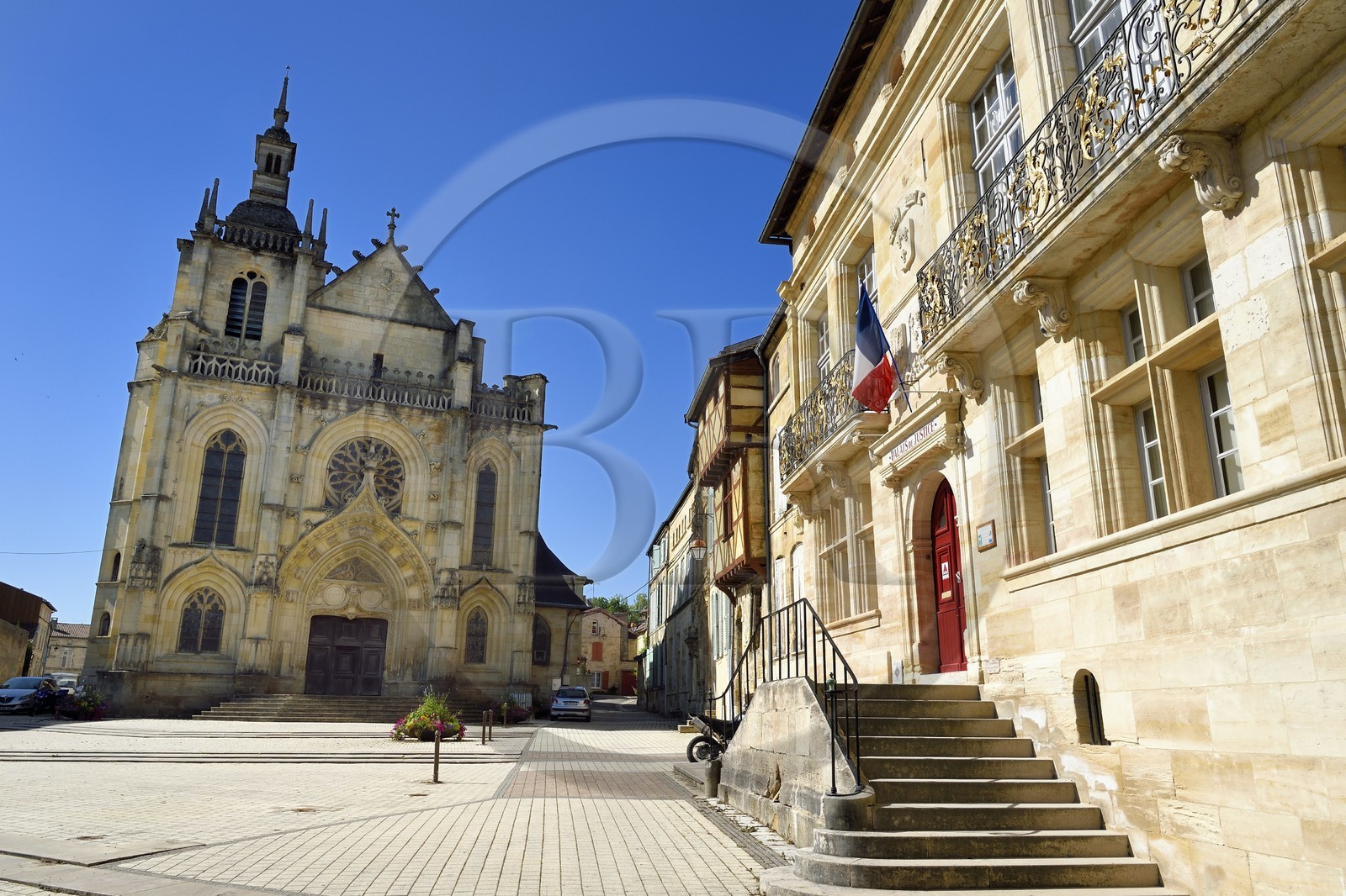 France, Meuse (55), Bar-le-Duc, la ville Haute, la place Saint-Pierre, l'église Saint-Etienne et l'ancien hôtel particulier de Florainville du XVIe siècle est occupé aujourd'hui par le Palais de Justice
