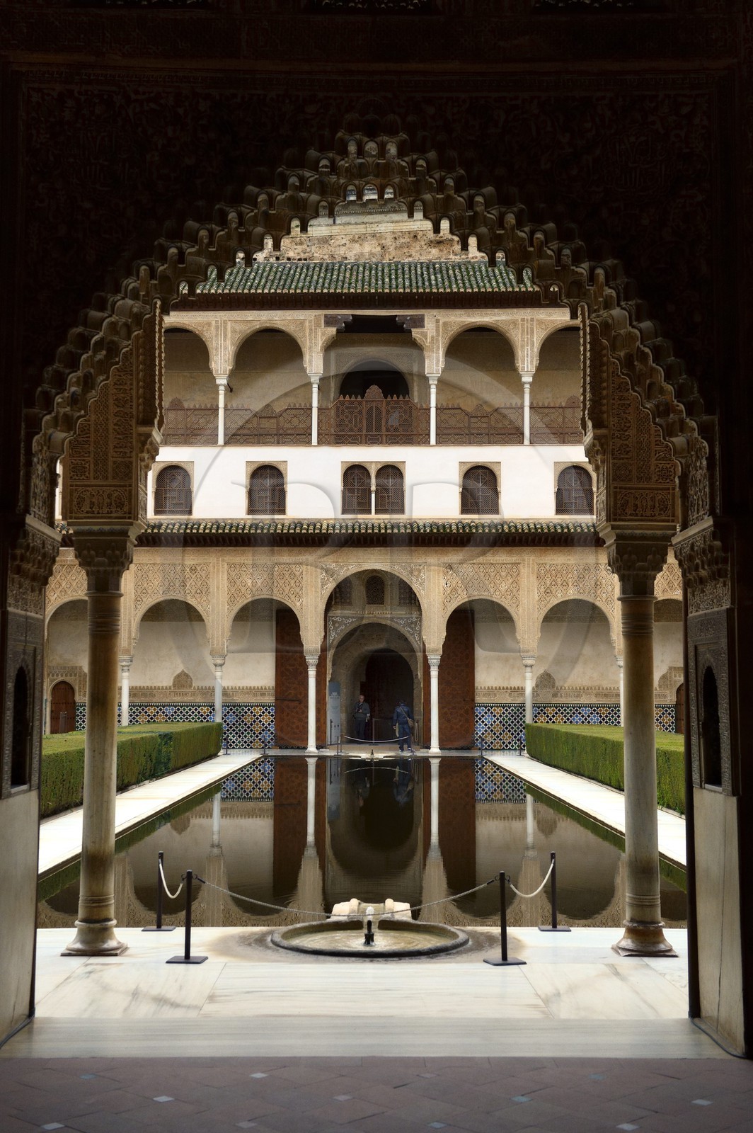 Espagne, Andalousie, Grenade, Palais nasrides de l'Alhambra, classé Patrimoine Mondial de l'UNESCO, Palais de Comares, Cour des Myrtes ou Patio des Myrtes (Patio de los Arrayanes)
