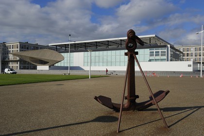 France, Seine-Maritime (76), Le Havre, Centre-ville reconstruit du Havre par Auguste Perret classé Patrimoine Mondial de l'UNESCO, le musée d'Art Moderne André Malraux en bord de mer est entouré d'immeubles Perret