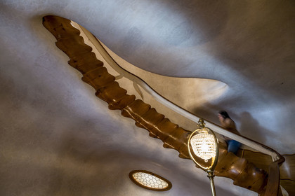 Espagne, Catalogne, Barcelone, quartier de l'Eixample, Passeig de Gracia, Casa Batllo de l'architecte du modernisme catalan Antoni Gaudi, site classé au Patrimoine Mondial de l'UNESCO, escalier principal qui rappelle la colonne vertébrale d'un monstre