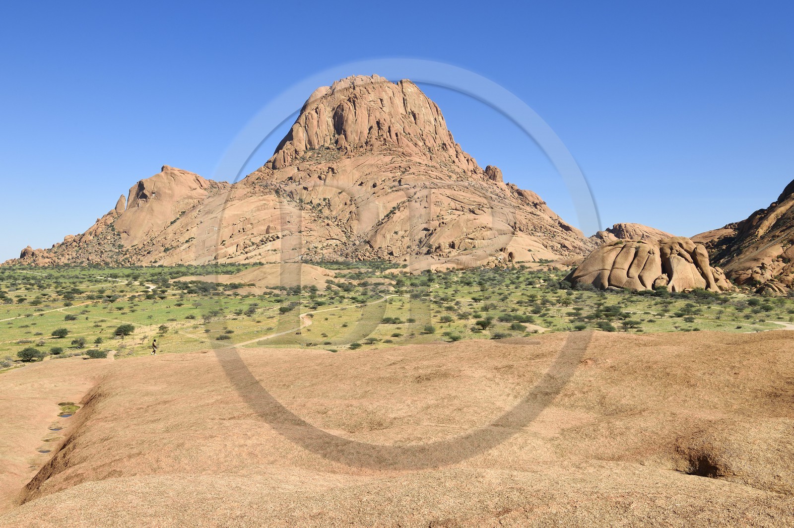 Namibie, région de Erongo, Damaraland, le Petit Spitzkoppe ou Spitzkop (1784 m), montagne granitique dans le désert du Namib