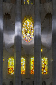 Espagne, Catalogne, Barcelone, quartier de l'Eixample, basilique de la Sagrada Familia de l'architecte du modernisme catalan Antoni Gaudi classée Patrimoine Mondial de l'UNESCO, vitraux du peintre et verrier catalan Joan Vila-Grau dans les hauteurs de l'abside