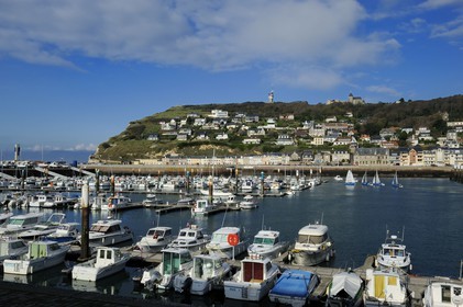 France, Seine-Maritime (76), Pays de Caux, Côte d'Albâtre, le port de Fécamp dominé par le cap Fagnet