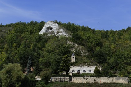 France, Val-d'Oise (95), parc naturel du Vexin français, Haute-Isle, la seule église d'Île-de-France (et l'une des rares du pays, cinq en France) à être entièrement creusée dans une falaise
