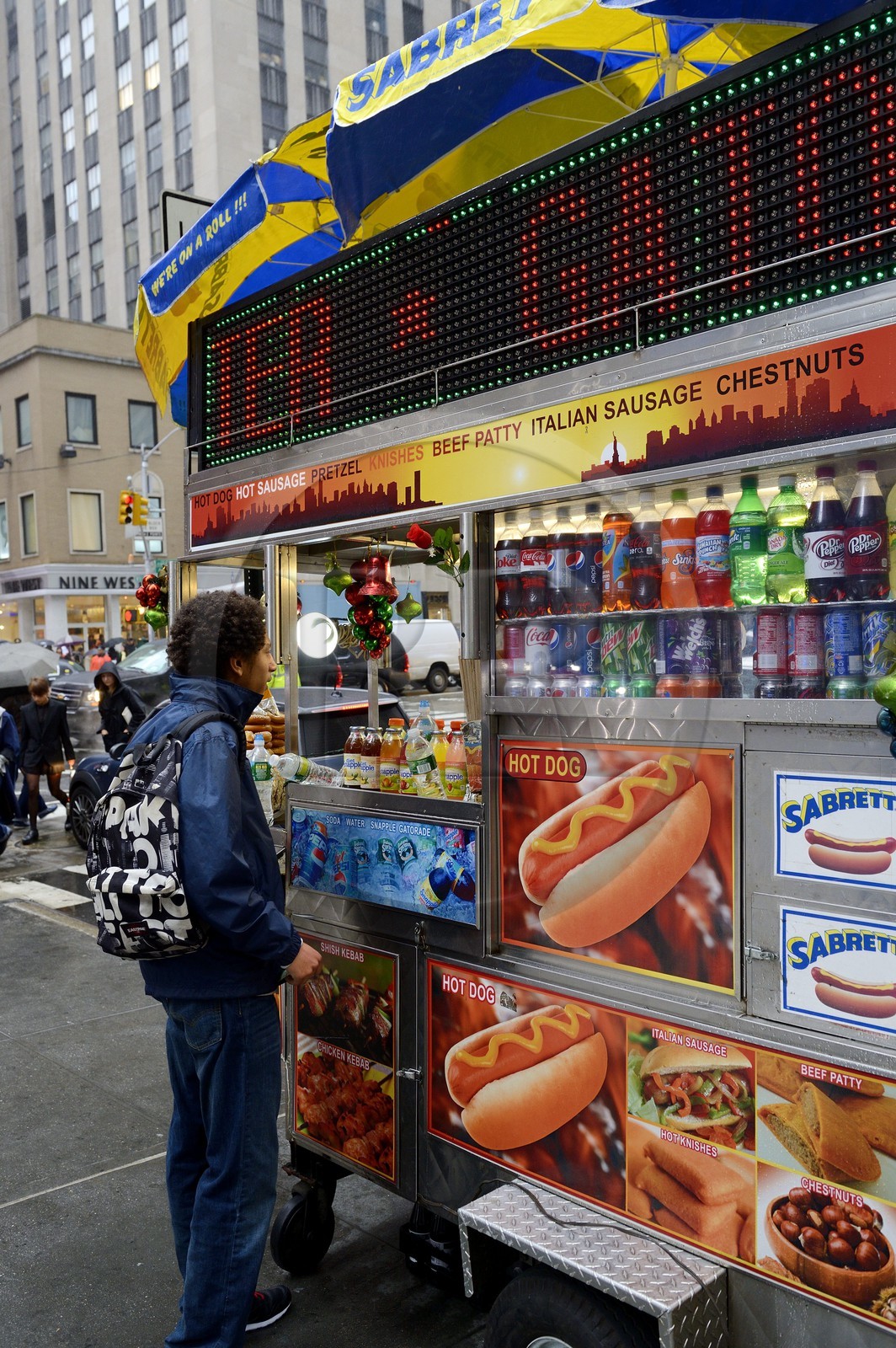 Etats-Unis, New York, Manhattan, Midtown, vendeur ambulant de Hot Dog, de bretzel et de boissons