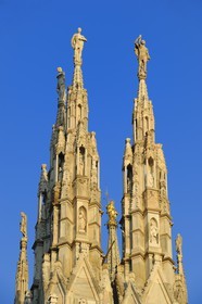 Italie, Lombardie, Milan, le Duomo dans le centre historique, cathédrale de style gothique flamboyant, les flèches surmontées de statues