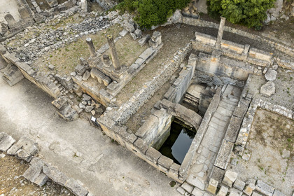 France, Bouches-du-Rhône (13), Parc Naturel Régional des Alpilles, Saint-Rémy-de-Provence, site archéologique de Glanum, la source sacrée et ses vertus curatives ont fait la richesse de la ville, les colonnes du temple de Vateludo à gauche