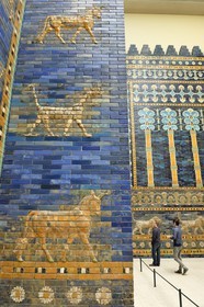 Allemagne, Berlin, l'Ile aux musées, classée Patrimoine Mondial de l'UNESCO, musée de Pergame (Pergamonmuseum), Porte d'Ishtar construite en -580 av. JC (empire néobabylonien) sur ordre du roi Nabuchodonosor II à Babylone (Irak)