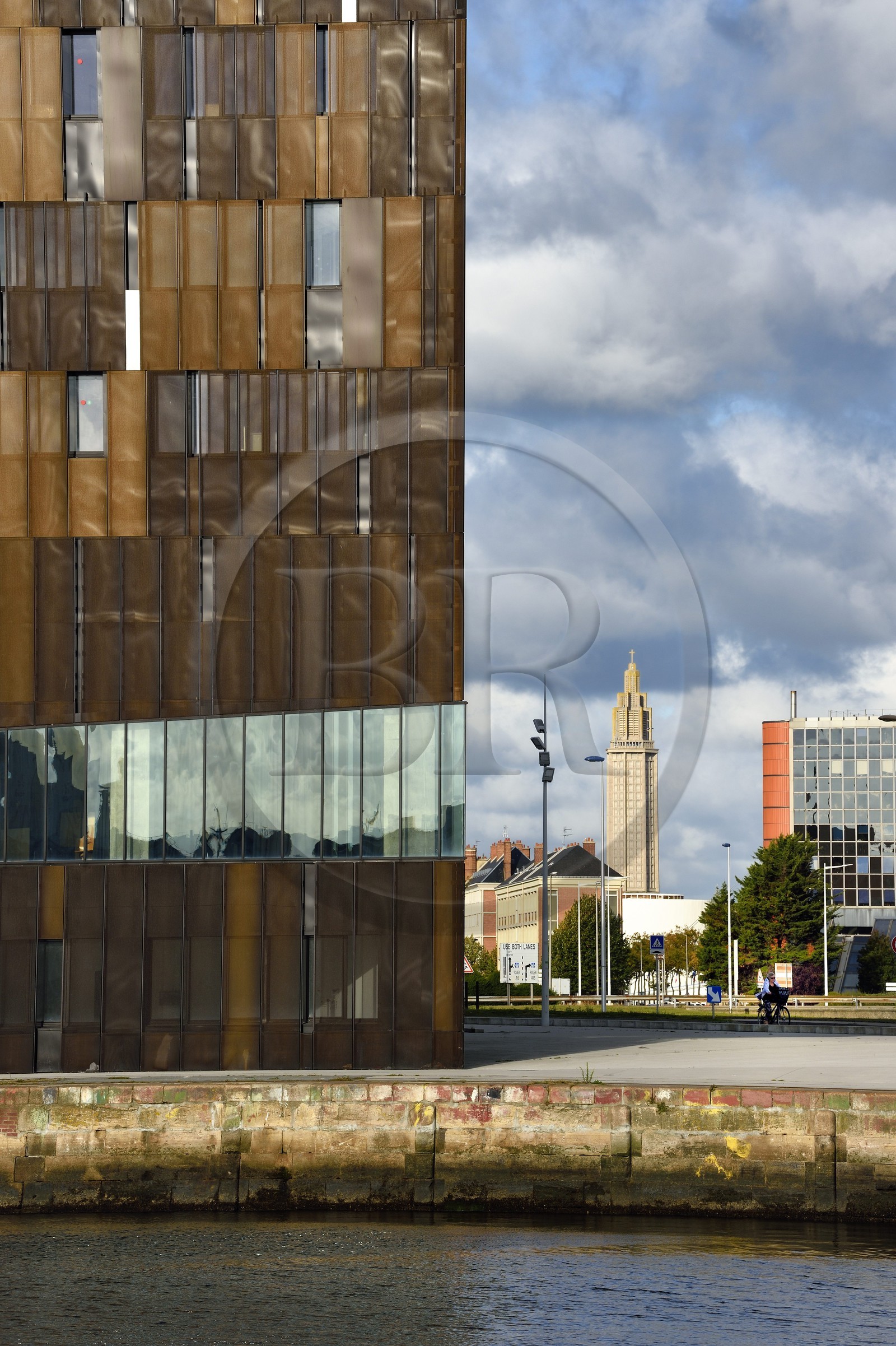 France, Seine-Maritime (76), Le Havre, quartier des docks, bassin de l’Eure, Ecole Nationale Supérieure Maritime (ENSM) qui forme les officiers de la Marine marchande et la Tour Lanterne de l'église Saint-Joseph en arrière plan