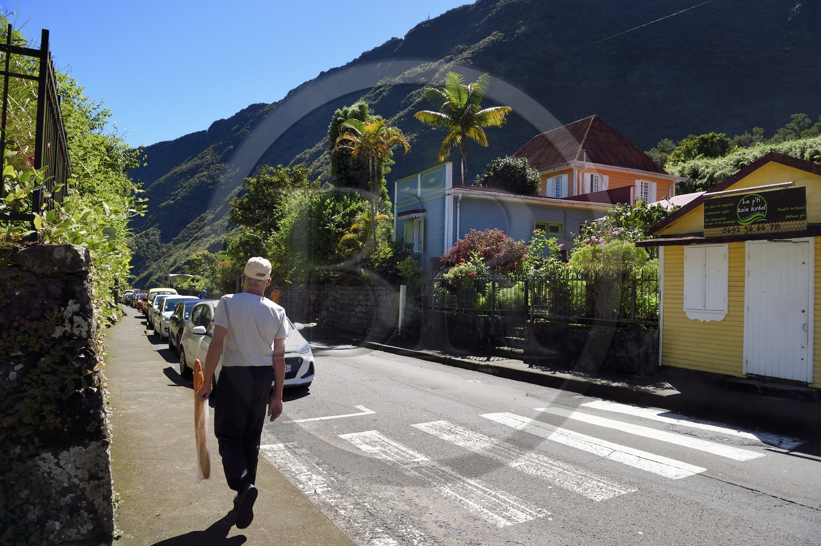 France, Ile de la Reunion, Cirque de Salazie, classé Patrimoine Mondial de l'UNESCO, Hell-Bourg, labellisé les Plus Beaux Villages de France, la rue principale rue du Général De Gaulle