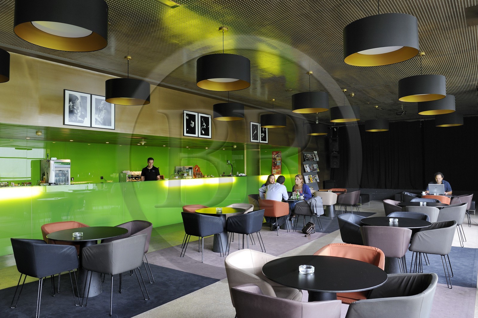 Portugal, région du Minho, Guimaraes, centre culturel Vila Flor et siège de Guimaraes 2012, le café