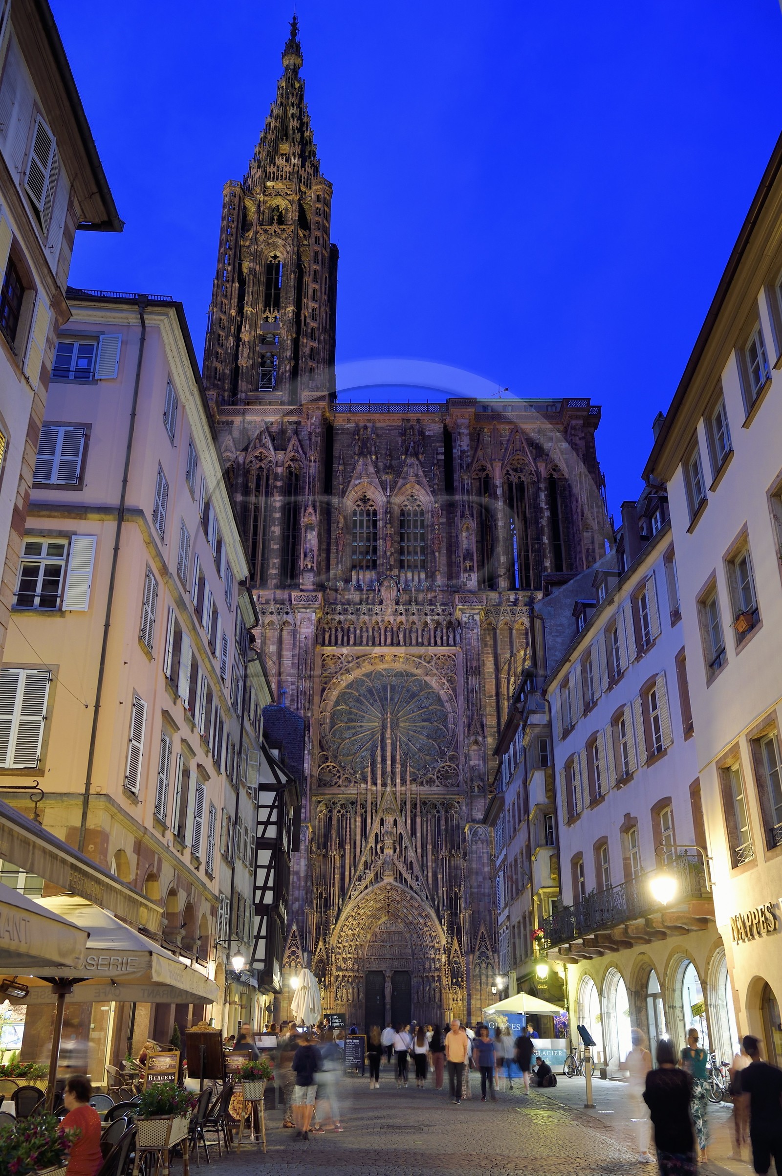 France, Bas-Rhin (67), Strasbourg, vieille ville classée au Patrimoine Mondial de l'UNESCO, la cathédrale Notre-Dame, la facade occidentale et la rue Mercière