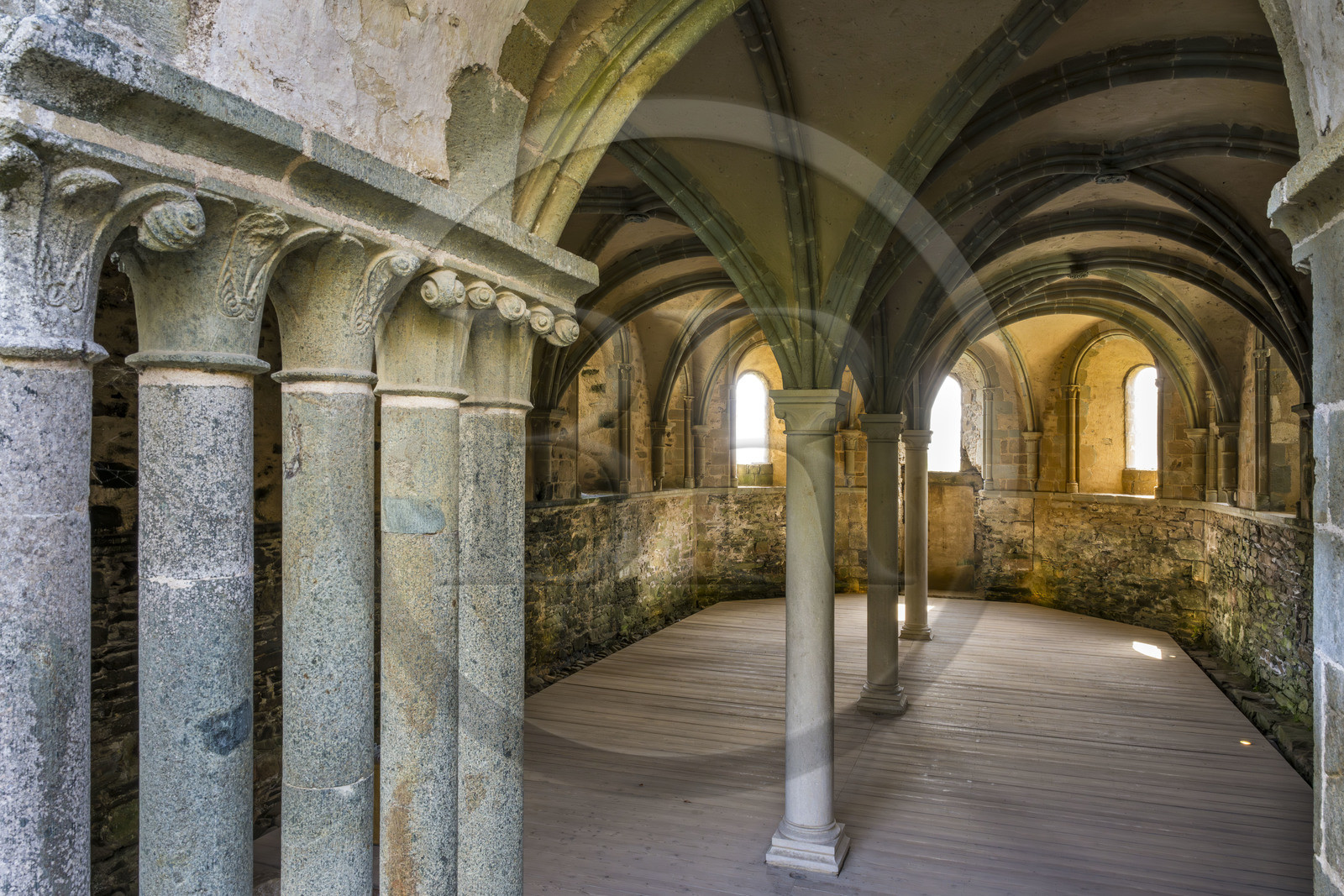 France, Côtes d'Armor (22), Paimpol, abbaye de Beauport du XIIIème siècle, chapiteau en dolérite (pierre verte) de la salle capitulaire