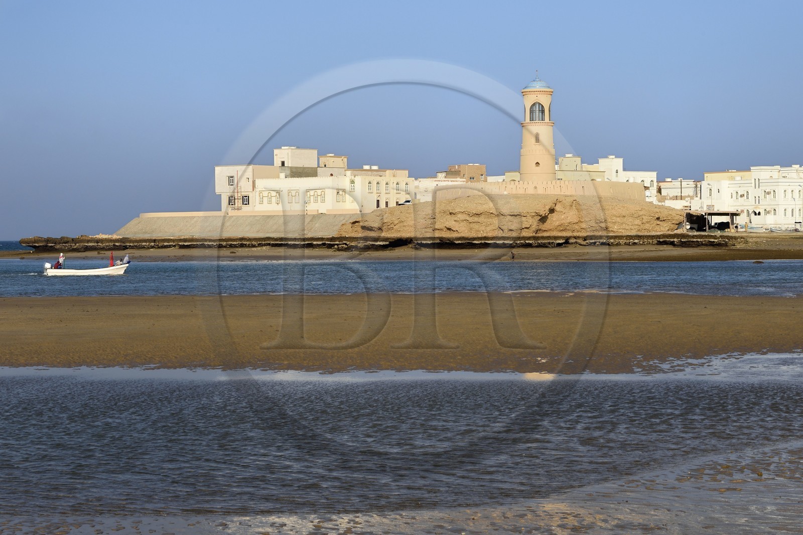 Sultanate of Oman, Ash Sharqiyah South Governorate, city and harbour of Sur, the old fishing quarter of Al Ayjah and its lighthouse, fishermen returning to port on their boat