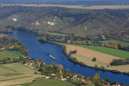 France, Eure (27), péniche sur la Seine en amont de Amfreville-sous-les-monts et la côte des Deux-Amants (vue aérienne)