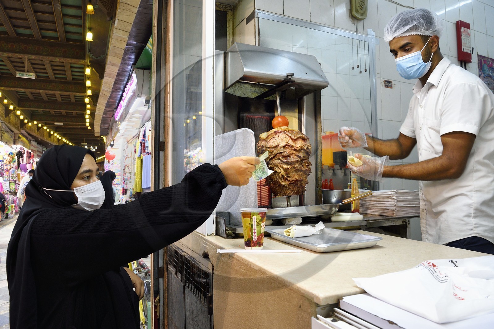 Sultanat d'Oman, Mascate, vieux Mascate, le souk de Muttrah, préparation des shawarmas